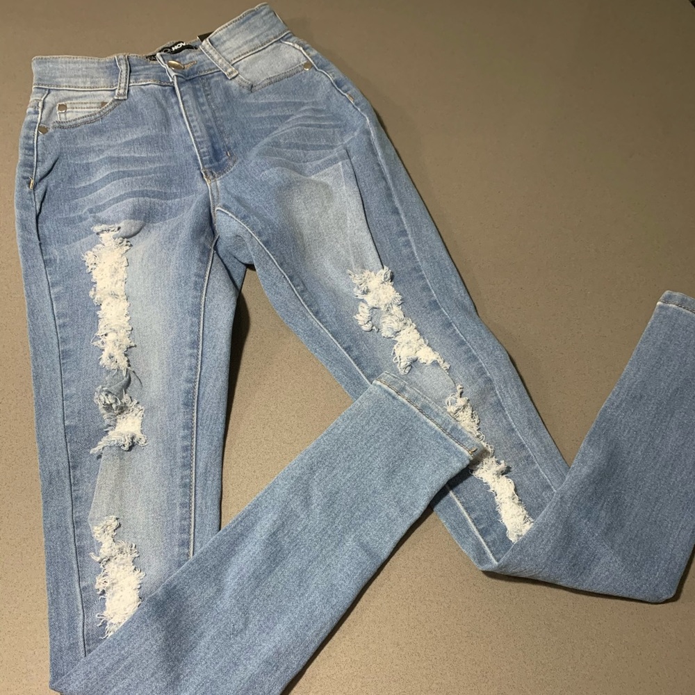 Fashion Nova Size 0 distressed jeans
